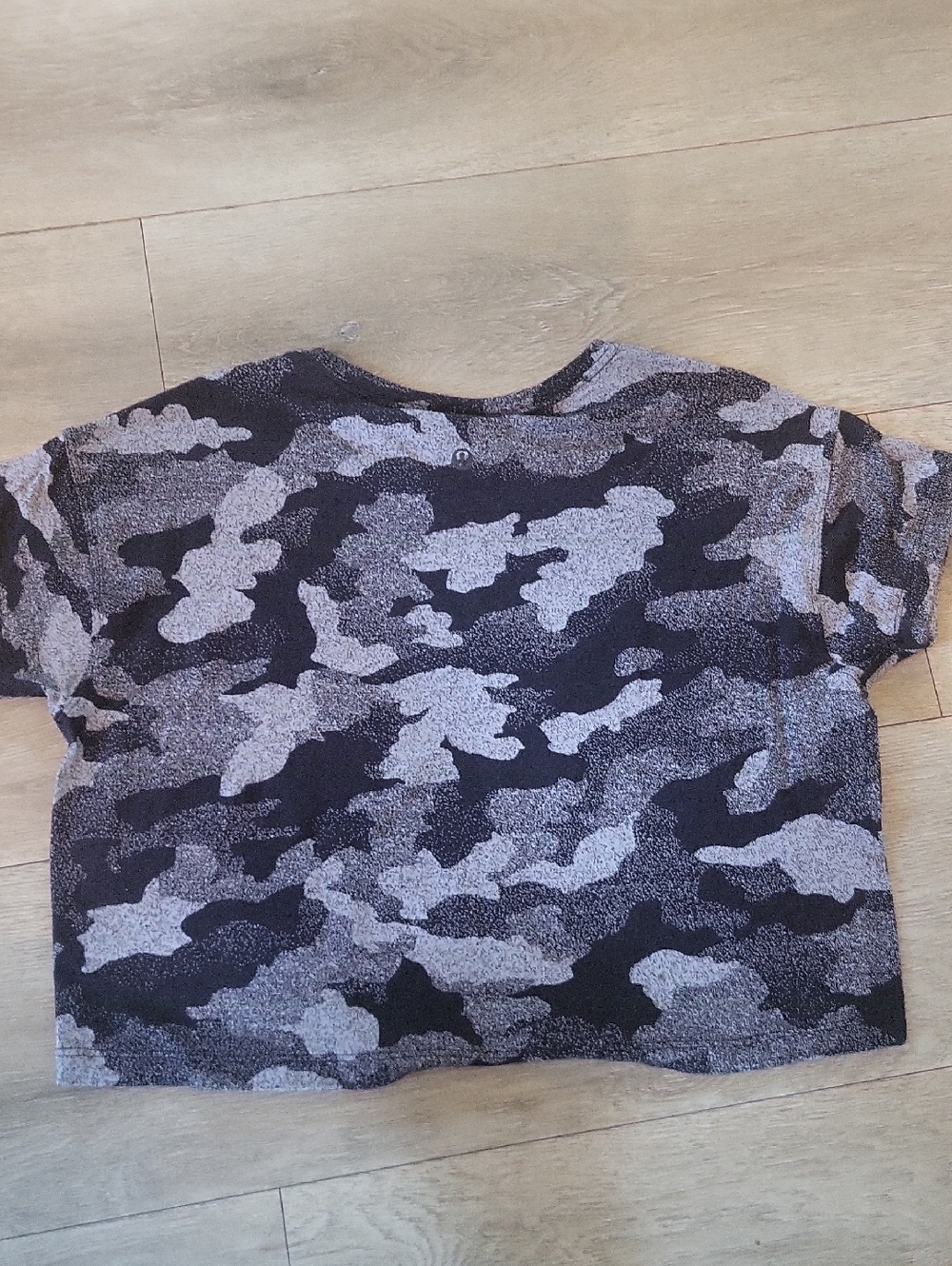 Lululemon Size 4 Camouflage Short Sleeve Top - Gray & Black